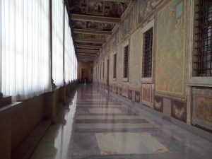 Een prachtige gang vol geografische mappen