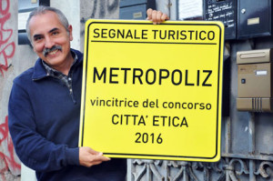 De artistieke winnaar toont trots zijn project.