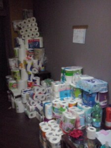 Als er genoeg is, mag je tandpasta en wc-papier komen halen