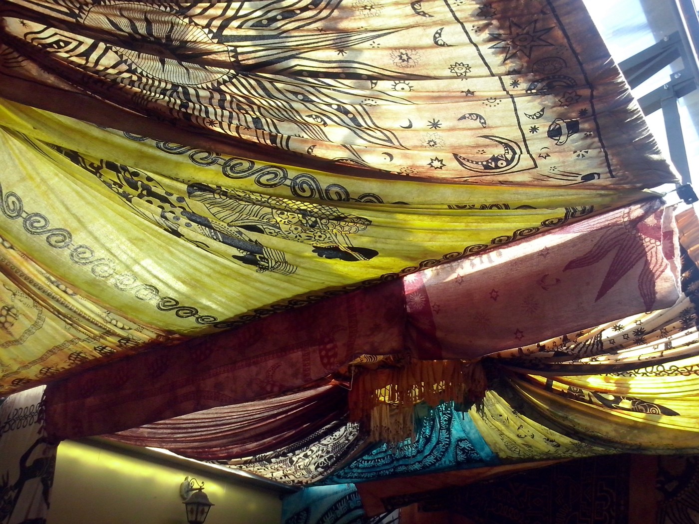 Kleurige doeken sieren de speel- en eetruimte