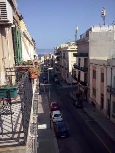 Vanuit Reggio Calabria kun je heel in de verte Sicilië zien liggen.