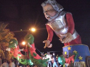 In het nabijgelegen Agropoli kriekten Beppe's reuzenkrekels in een zomeroptocht.