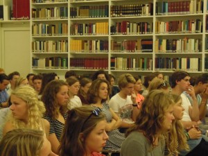 Het publiek: leerlingen en docenten van het Gemeentelijk Gymnasium Hilversum.