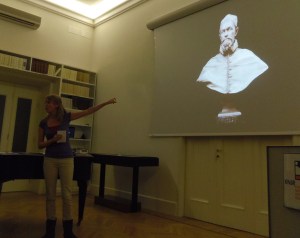 Kijk, paus Innocentius X was de ochtend van poseren iets te haastig met het dichtknopen van zijn gewaad!