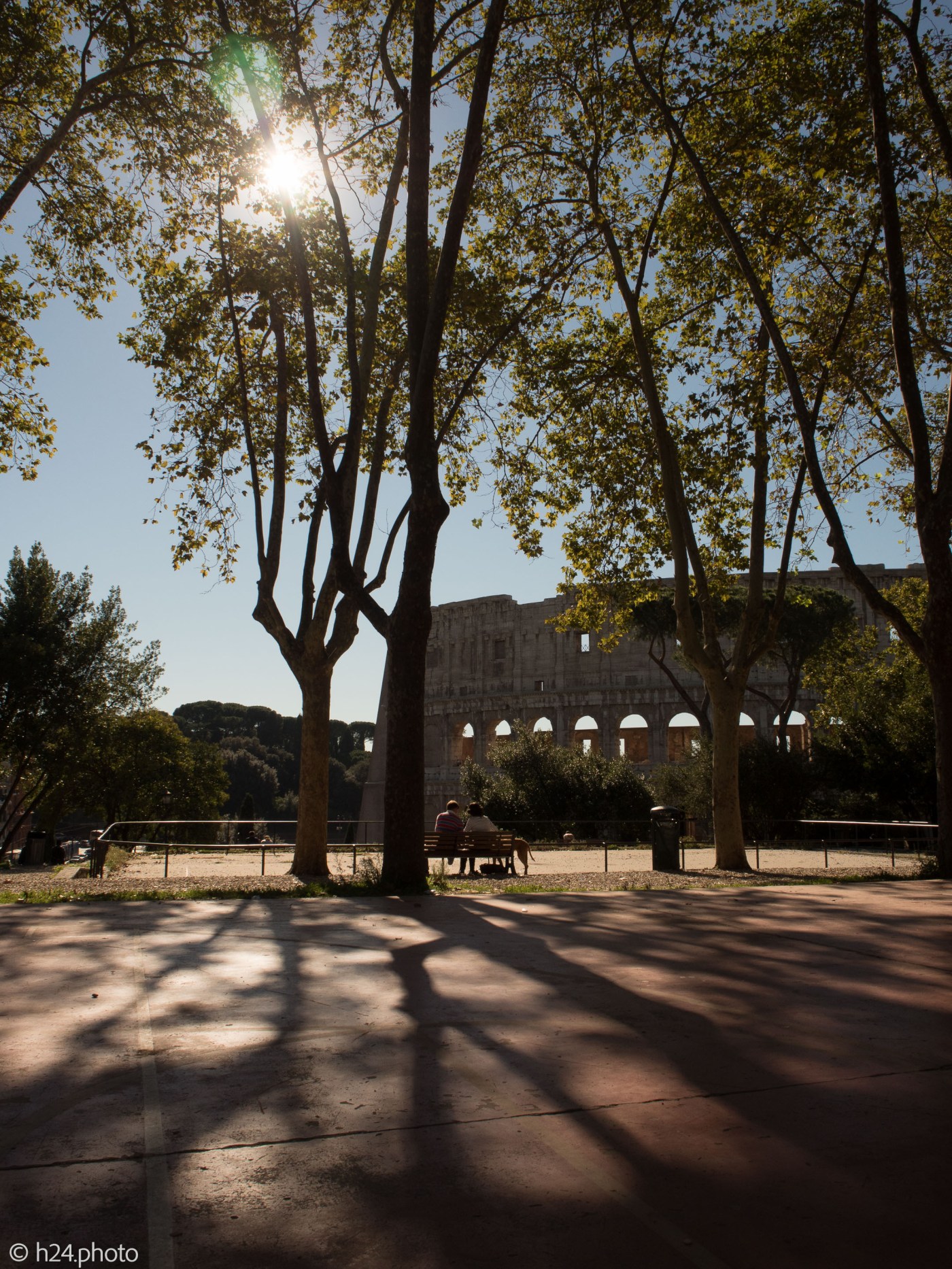 Het Colosseum voorbij - met fotografe Mariëlle van der Marel.