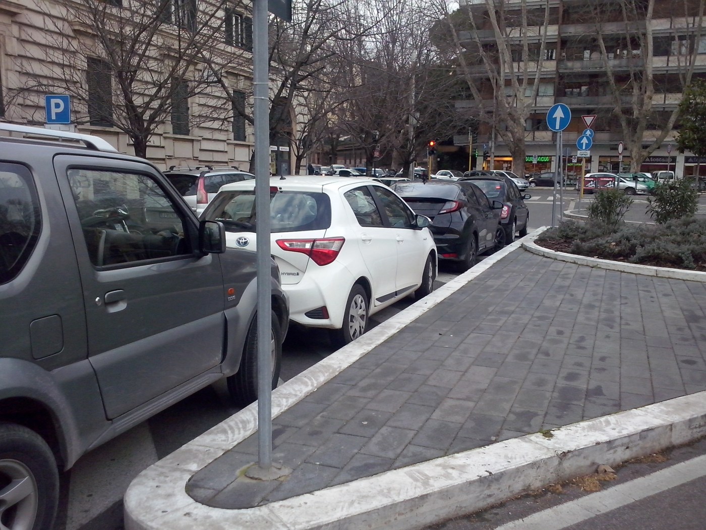Auto's om een verkeerseiland parkeren? In Rome de normaalste zaak van de wereld...