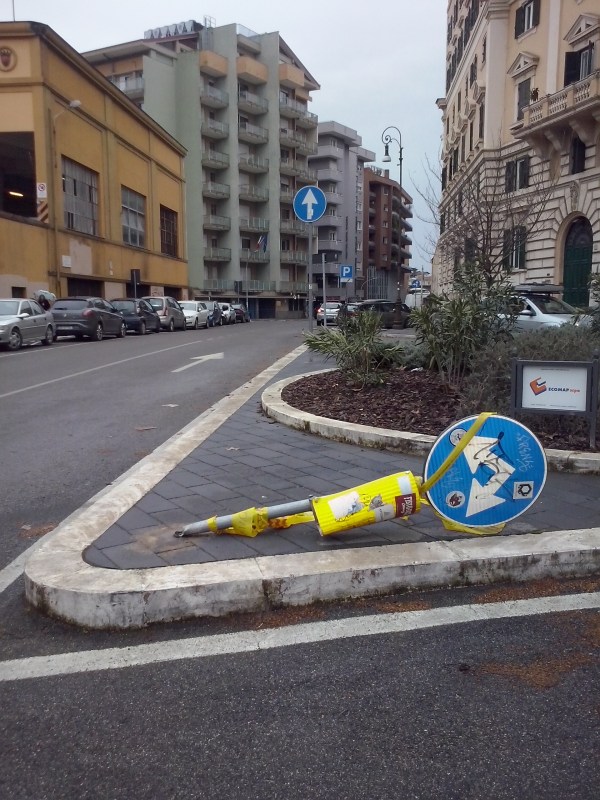 Autorijden in Rome? Houd rekening met omgevallen verkeersborden.