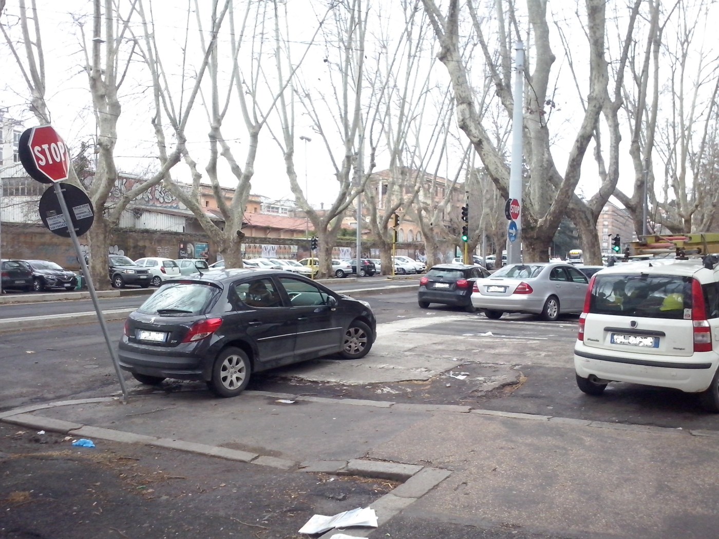 Twee auto's op de stoep, één op de weg en één op het zebrapad: hoppa, die staan.