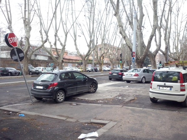 Twee auto's op de stoep, één op de weg en één op het zebrapad: hoppa, die staan.