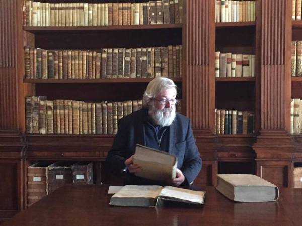 Stefaan Werbrouck in de archieven voor zijn nieuwe thriller.