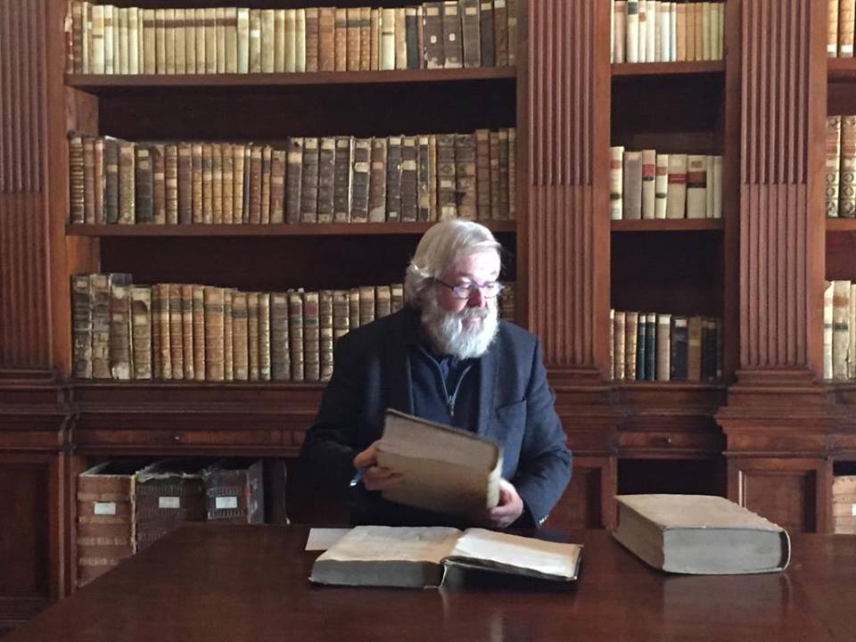 Stefaan Werbrouck in de archieven voor zijn nieuwe thriller.