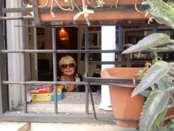 Een inwoner van Rome ten tijde van de coronacrisis.