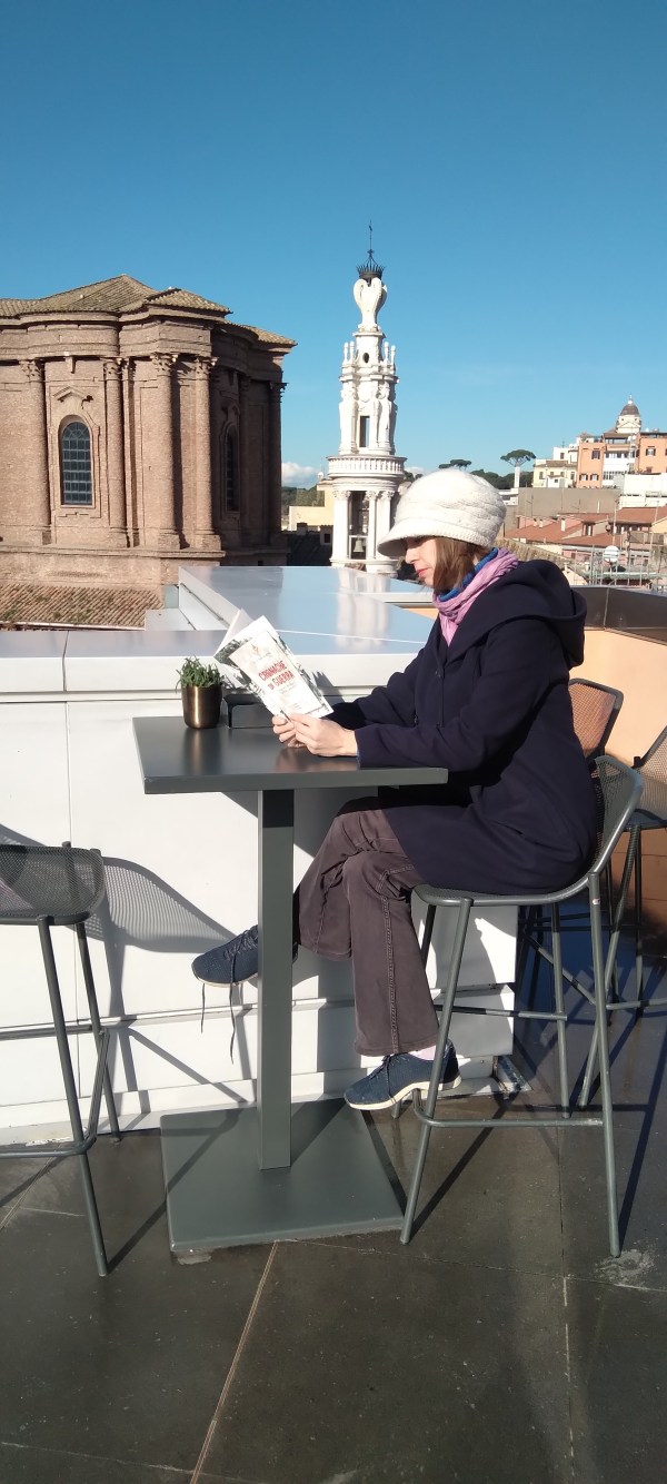 Tessa Vrijmoed op het dakterras van een warenhuis in Via del Tritone